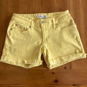 Women’s Vineyard Vines yellow shorts, Size 00